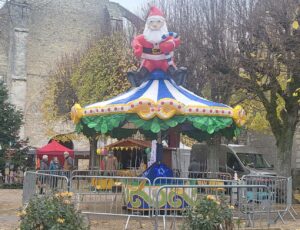 Alt : Location chaises volantes décor Père Noël Ludyparc pour événements festifs